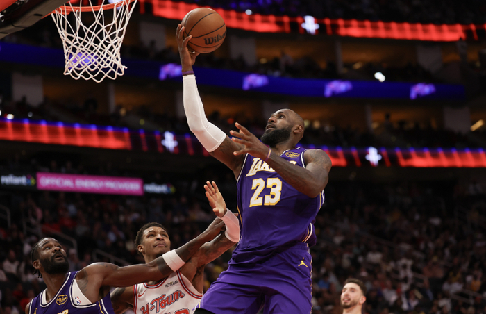 41岁詹姆斯高效表现引领湖人重返争冠行列