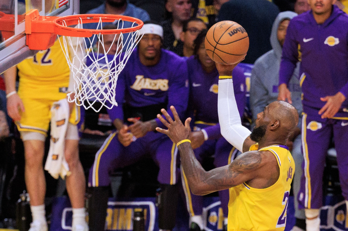 41岁詹姆斯高效表现引领湖人重返争冠行列