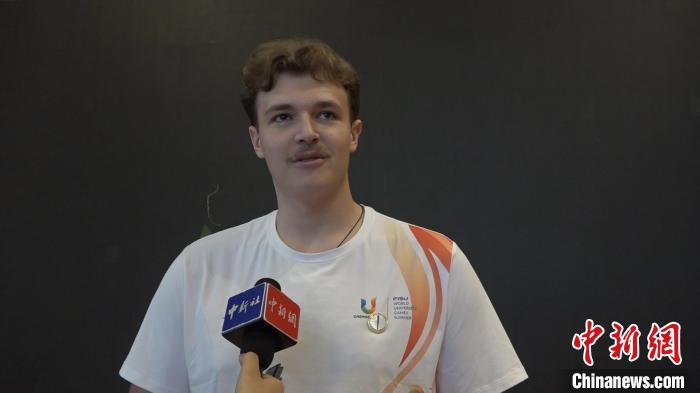 德国留学生潘昊琰参与成都大运会火炬传递 感受