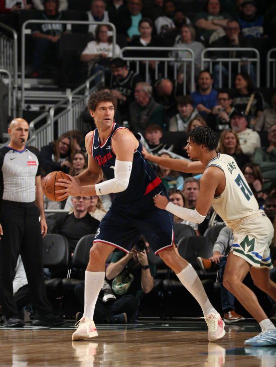 快船客场大胜雄鹿豪取五连胜 莱昂纳德砍20+率队