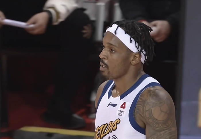 布朗21次出手仅命中7球 广厦主场不敌广东