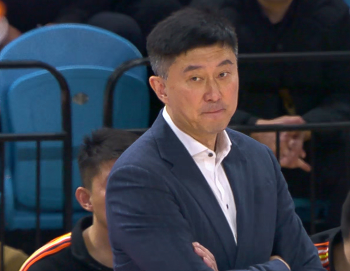 广东队多次遭大逆转 杜锋引球迷质疑