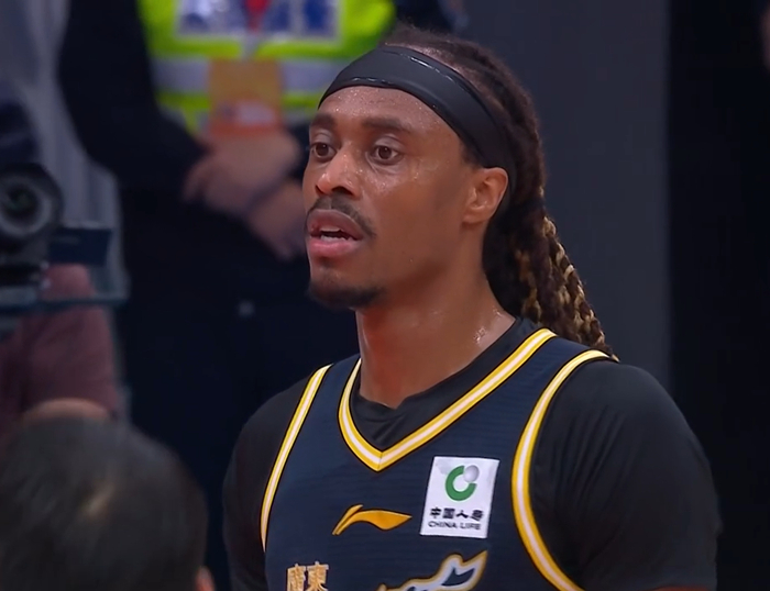 广东队多次遭大逆转 杜锋引球迷质疑